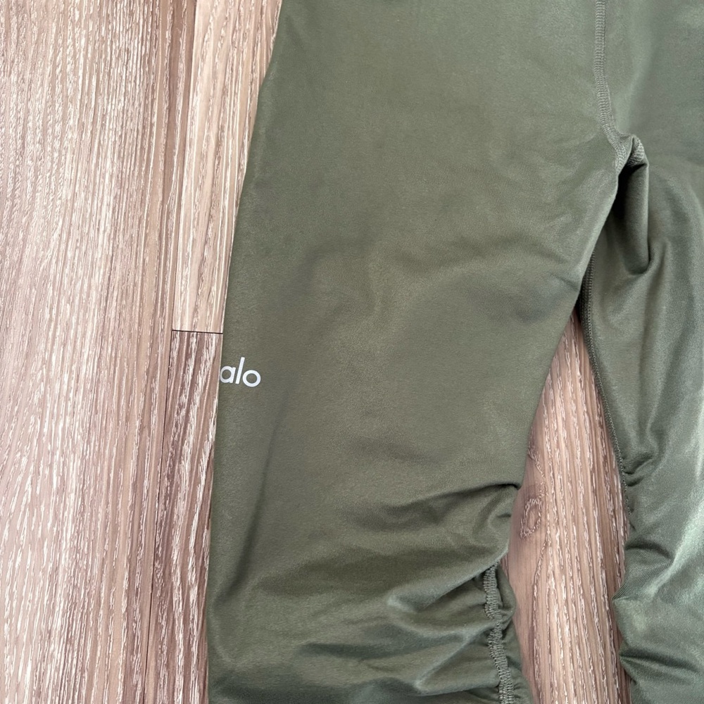 ALO YOGA IDOL LEGGING Color: Jungle Glossy: light green - Picture 5 of 13